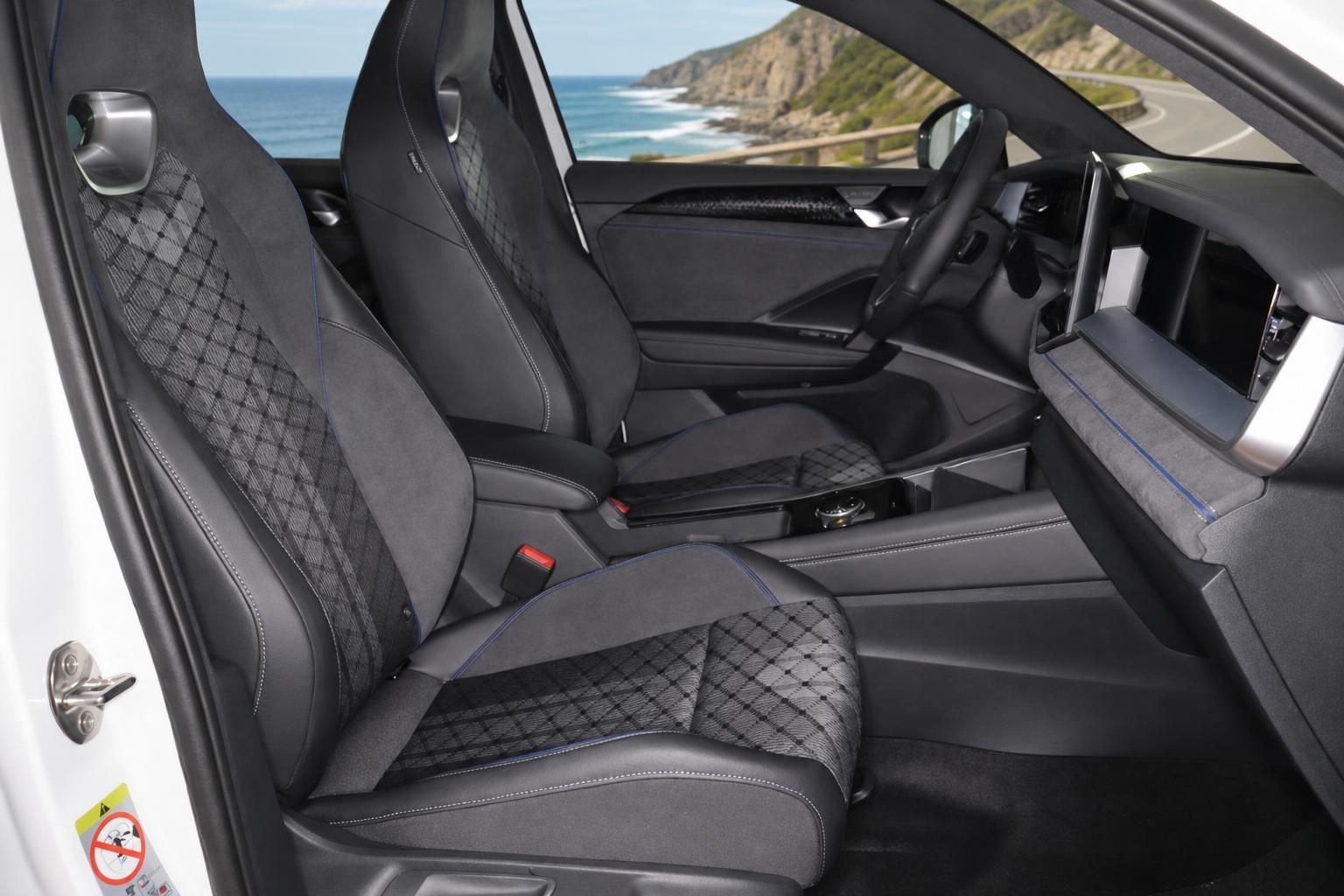 Vordersitze und Cockpit des Fahrzeugs mit Blick auf Meer und Küste