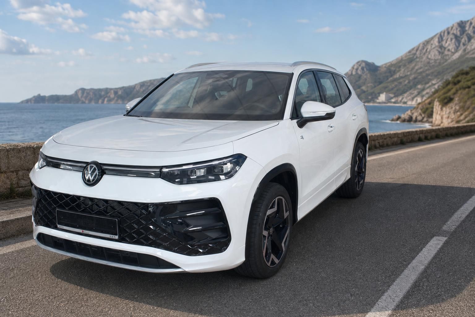 VW Tayron weiß SUV Frontansicht an der Küstenstraße