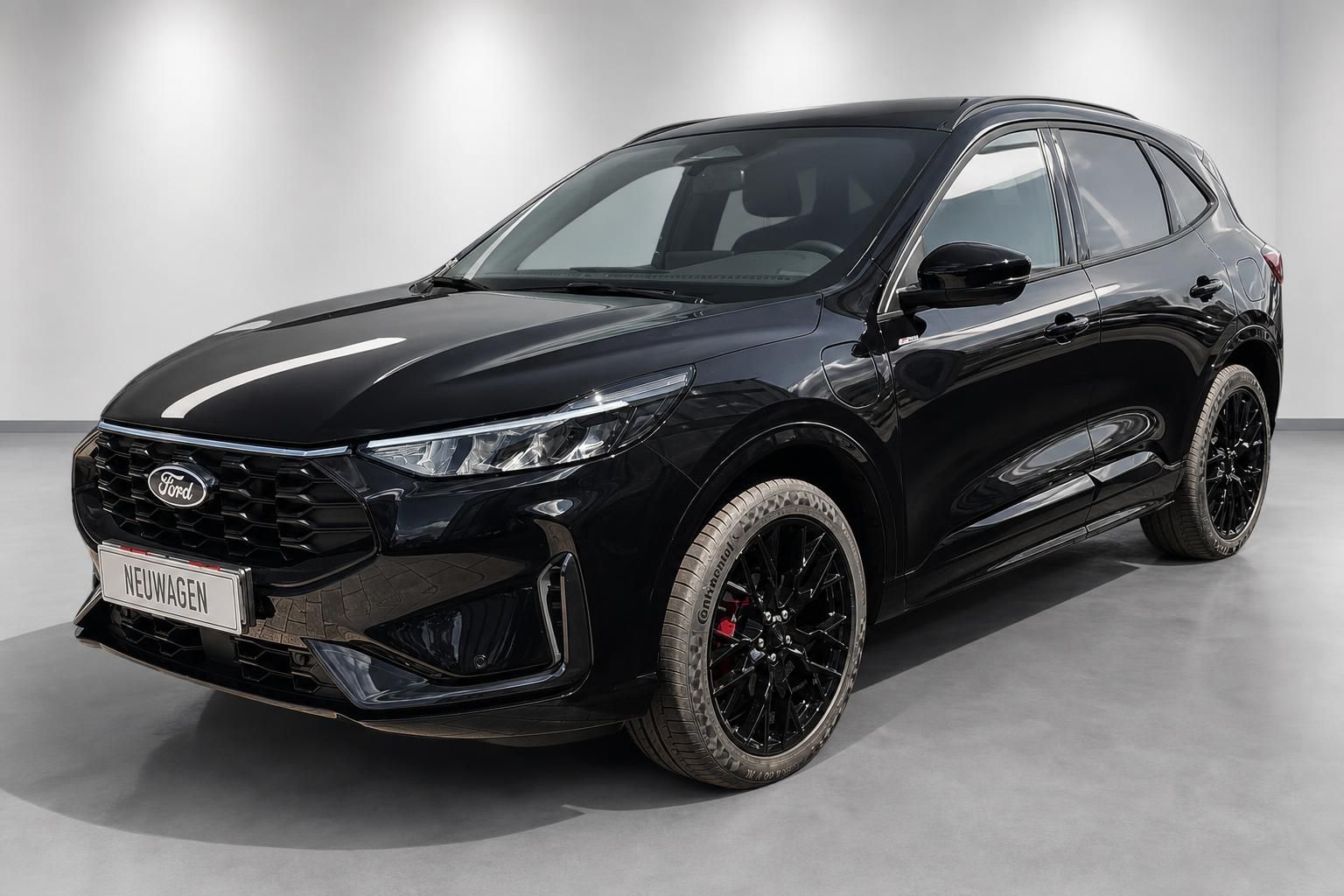 Ford Kuga schwarz metallic Neuwagen, Frontansicht mit schwarzen Alufelgen