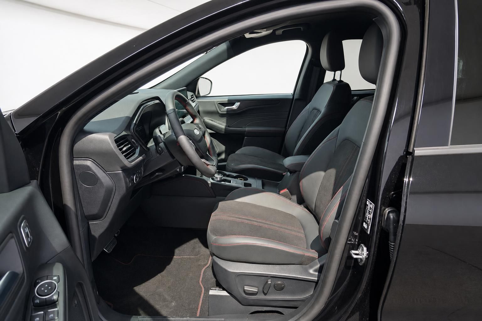 Ford Kuga Innenraum: Vordersitze mit roter Ziernaht und geoeffneter Tuer