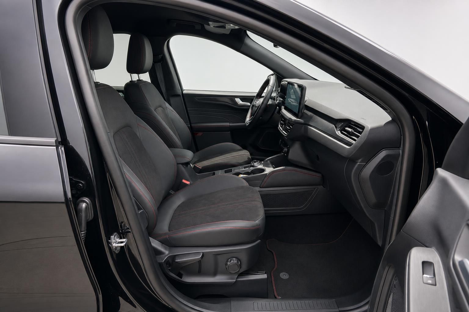 Ford Kuga Innenraum: Fahrersitz und Armaturenbrett mit roten Akzenten