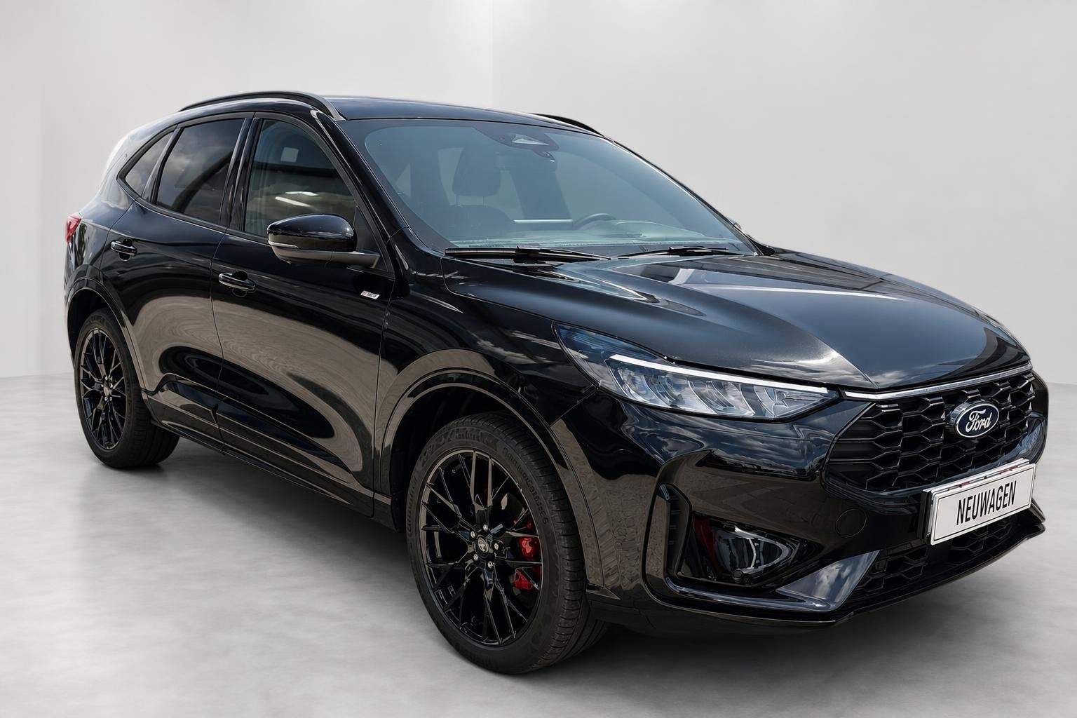 Ford Kuga schwarz Frontansicht seitlich Neuwagen im Studio