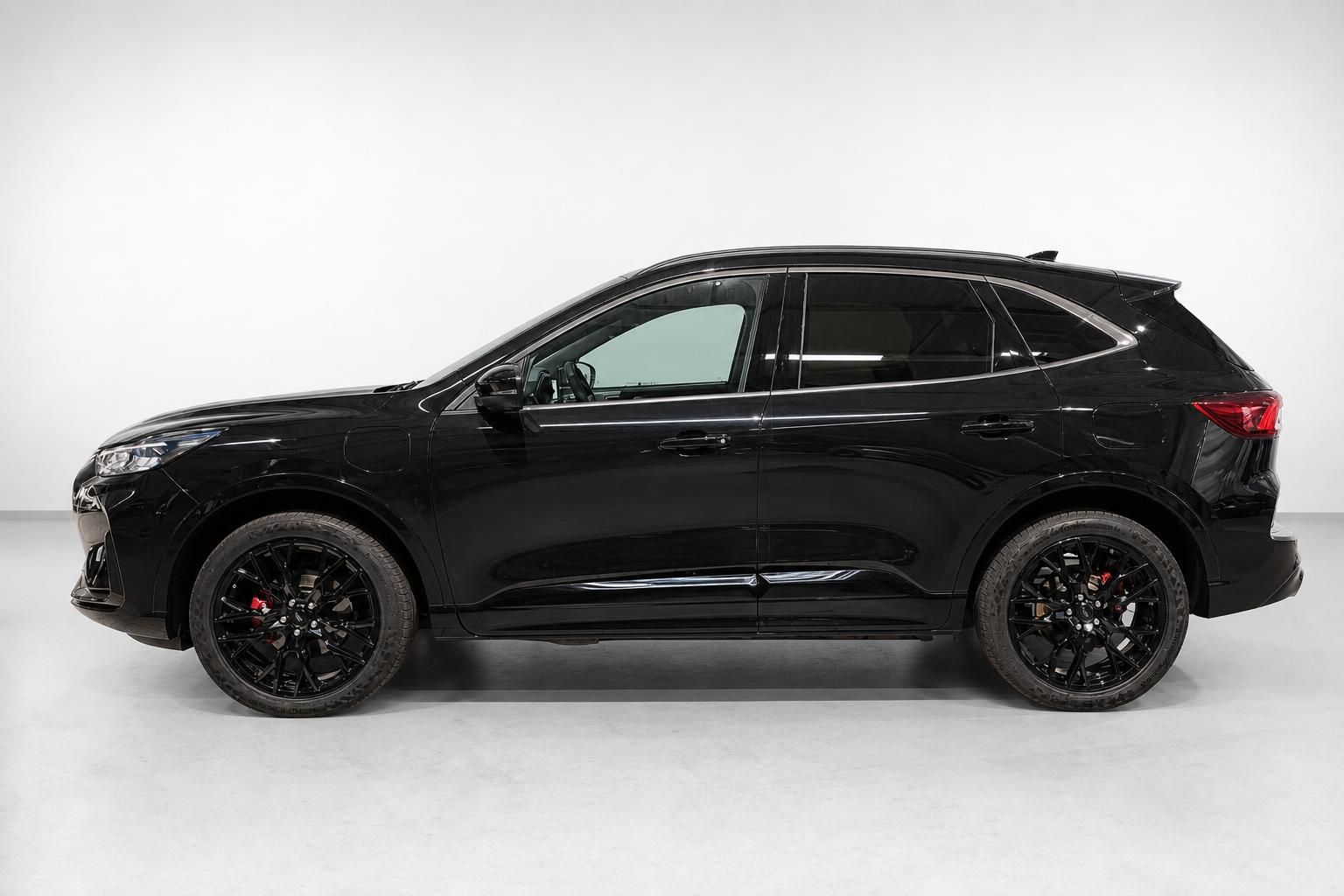Ford Kuga schwarz Seitenansicht mit schwarzen Alufelgen