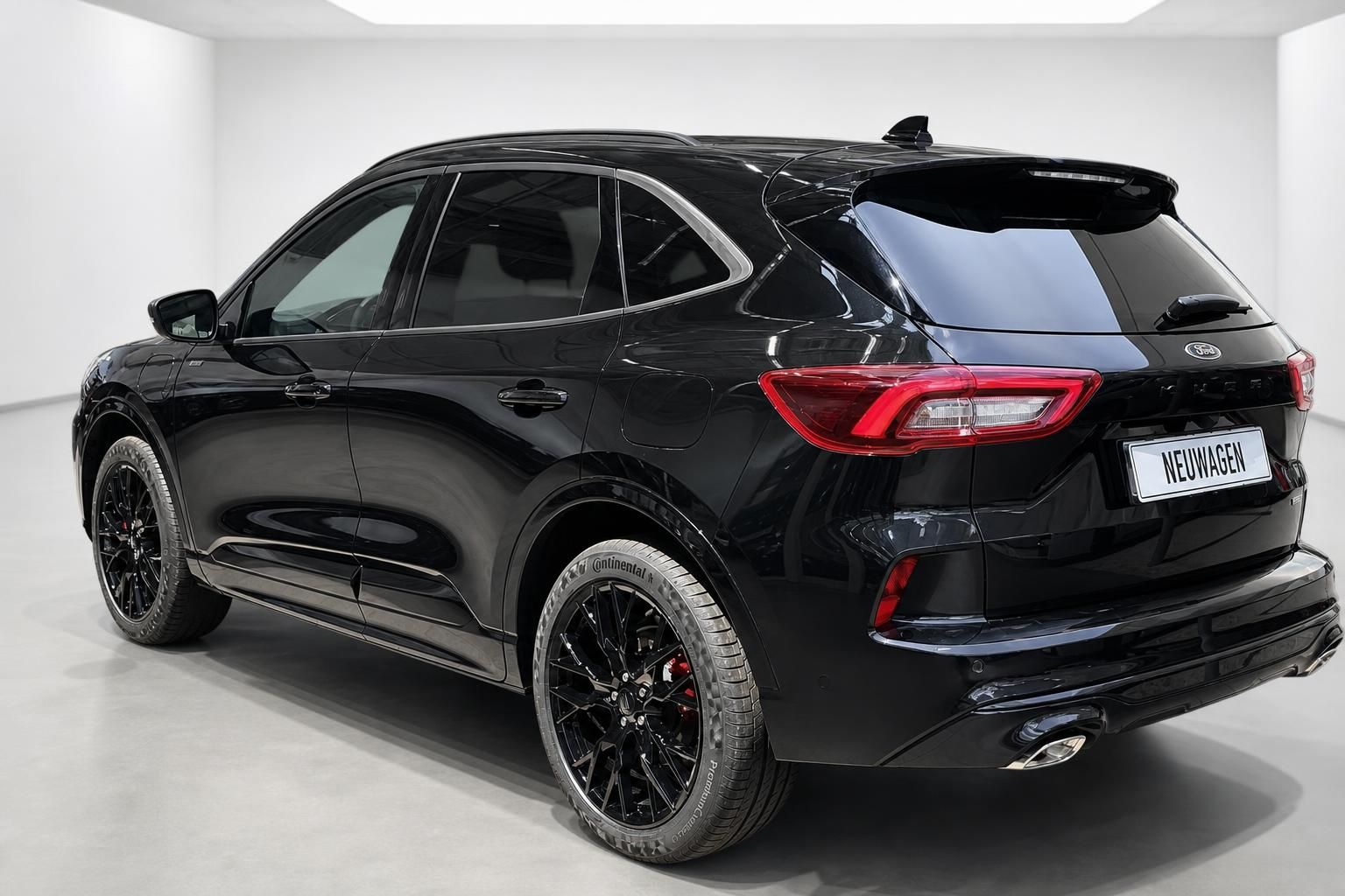 Ford Kuga schwarz Heckansicht Neuwagen mit LED-Rueckleuchten