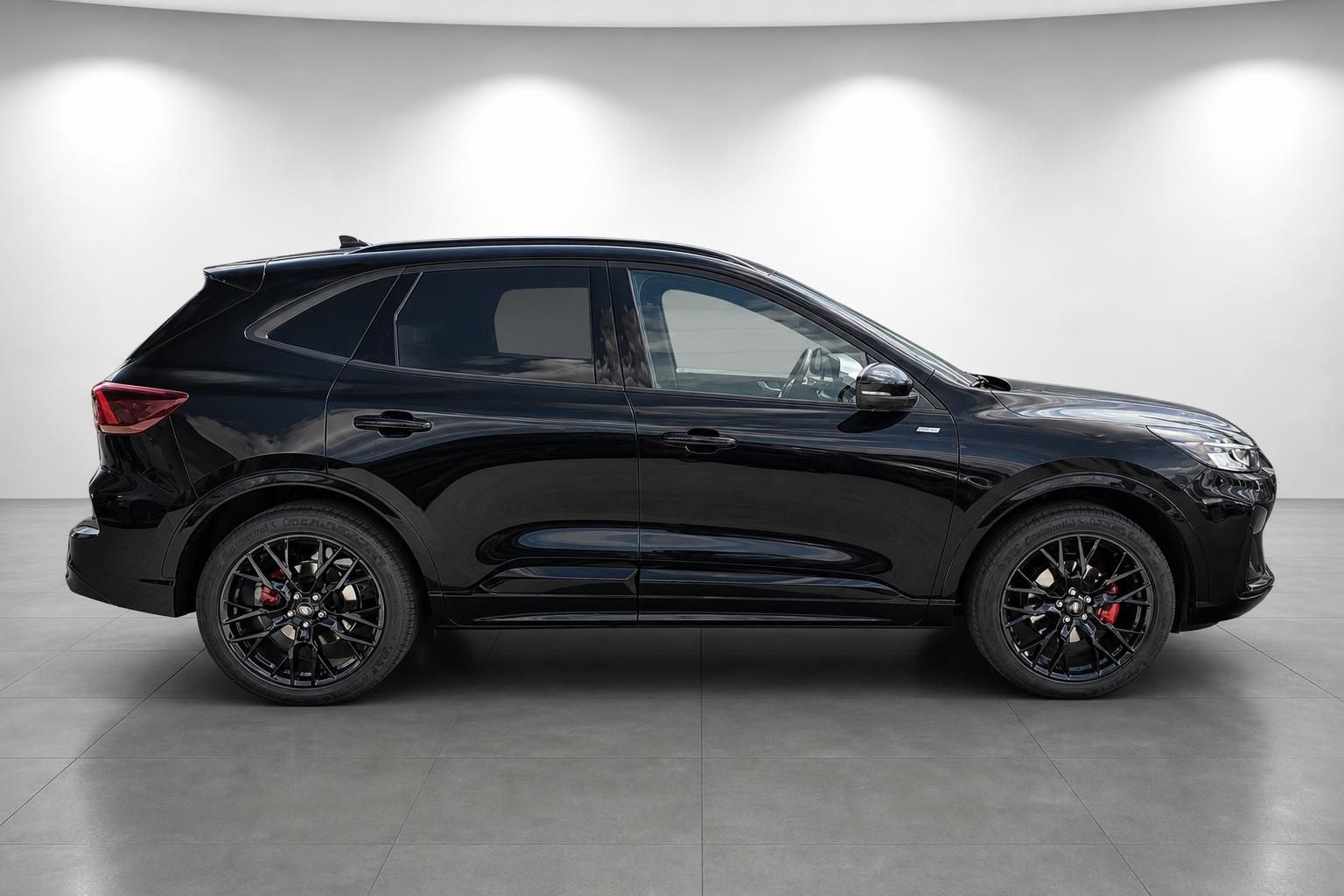 Ford Kuga schwarz Seitenansicht SUV mit schwarzen Alufelgen