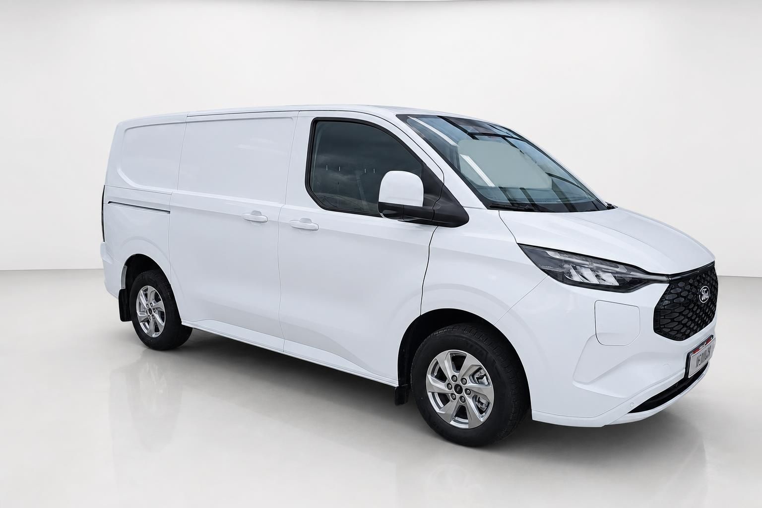 Ford Transit Custom weiß Kastenwagen Seitenansicht im Studio