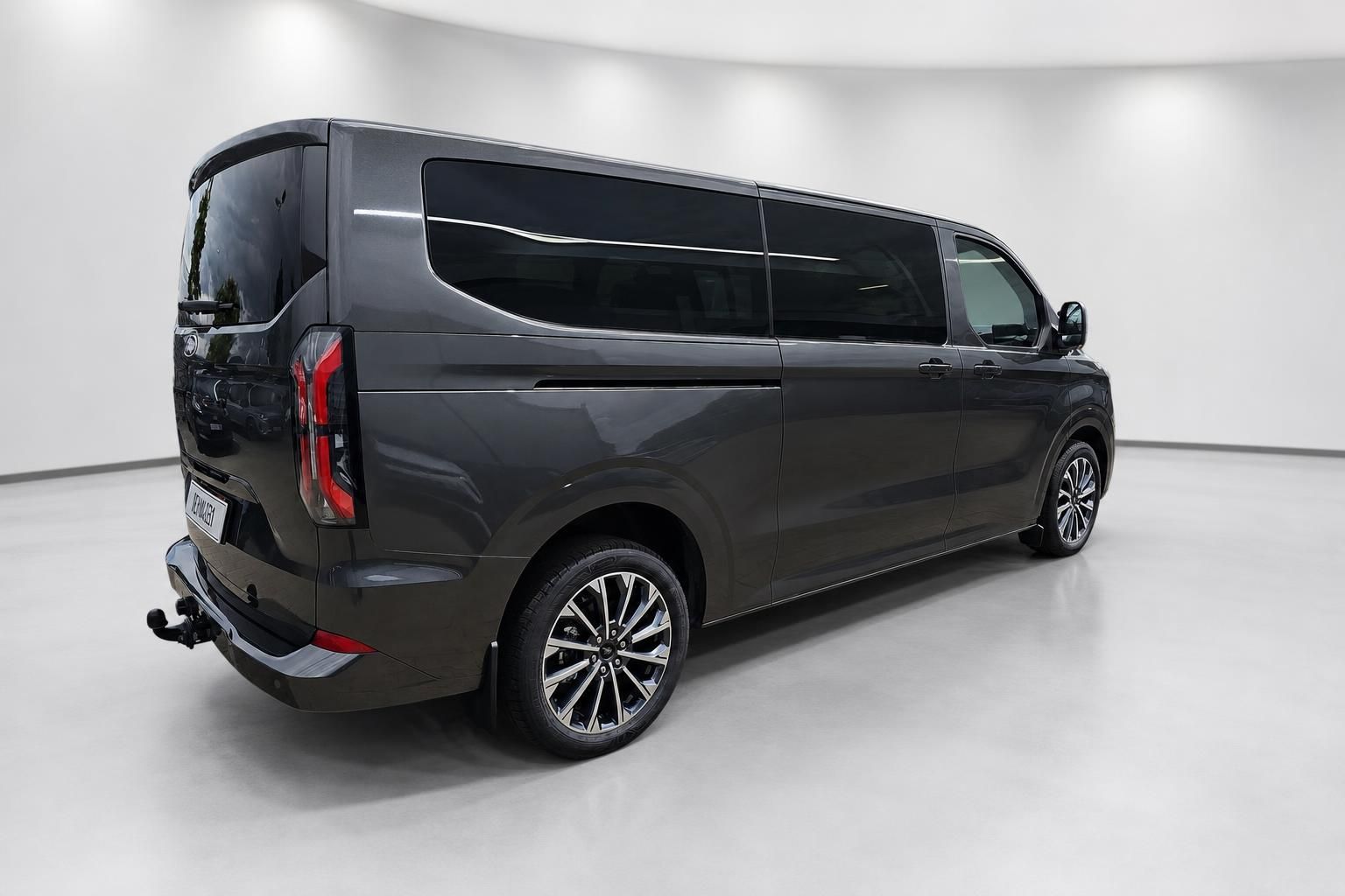 Ford Transit Custom Van grau, Seiten-Heckansicht im Fotostudio