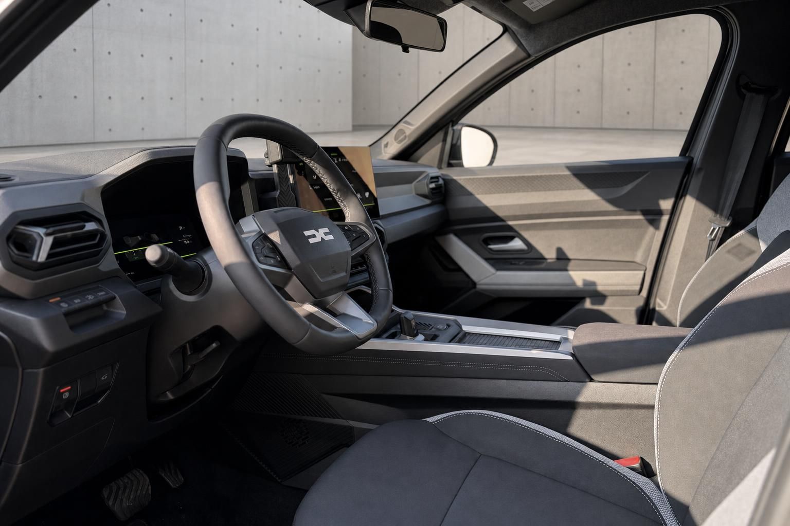 Dacia Bigster Cockpit und Innenraum mit Blick auf Fahrersitz