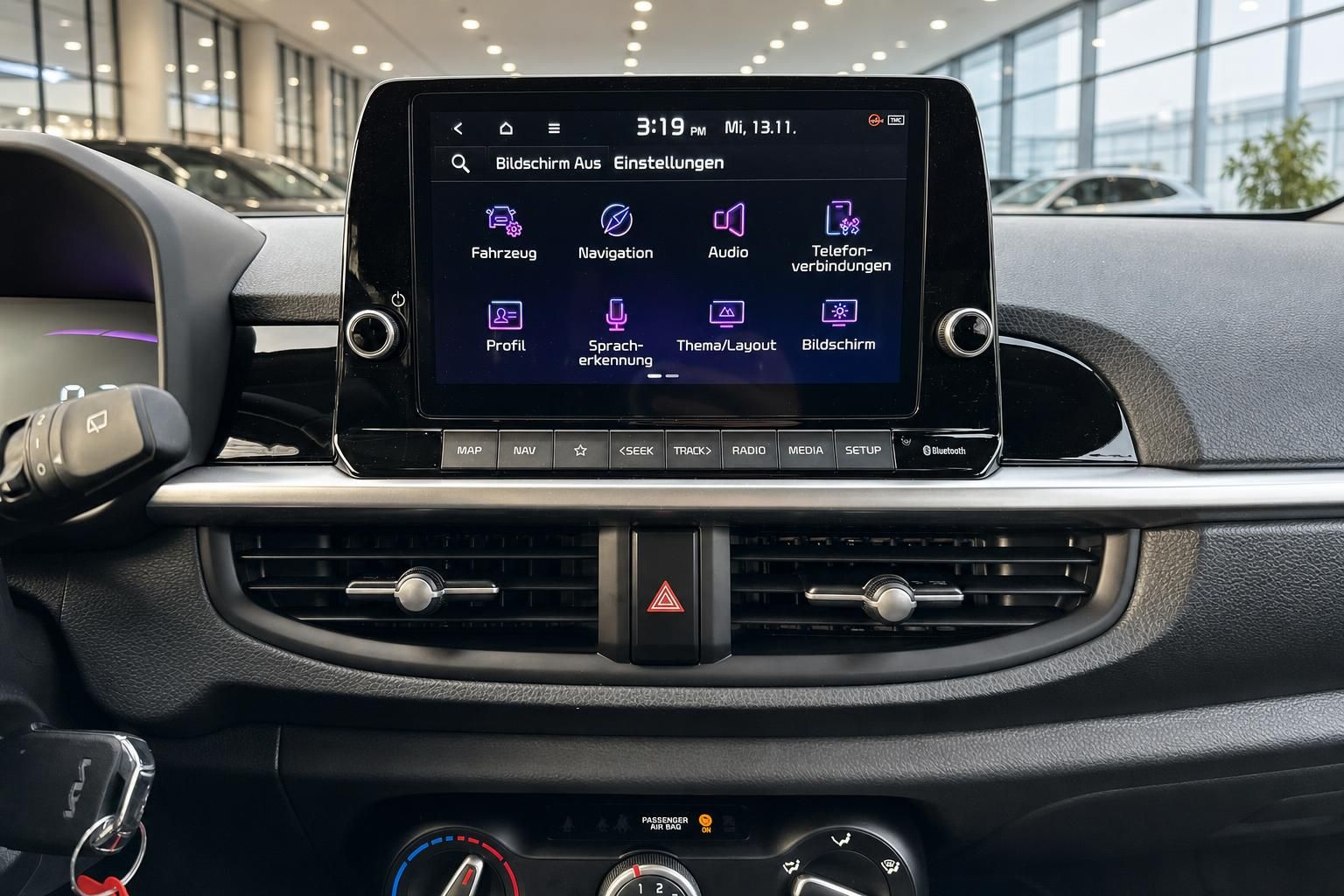 Kia Picanto Infotainment-Display mit Menü und Klimabedienung im Detail