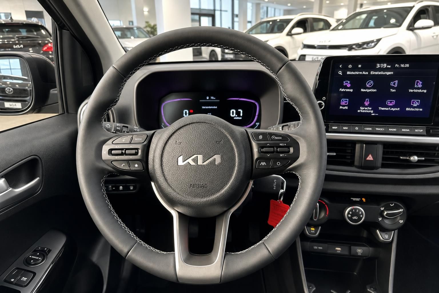 Kia Lenkrad mit Bedientasten und Multifunktionsdisplay im Cockpit