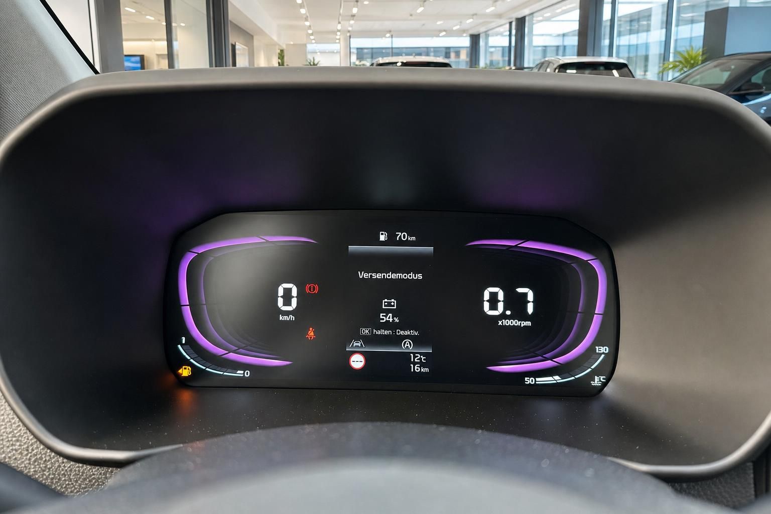 Digitales Kia Kombiinstrument mit Tacho und Bordcomputer Anzeige