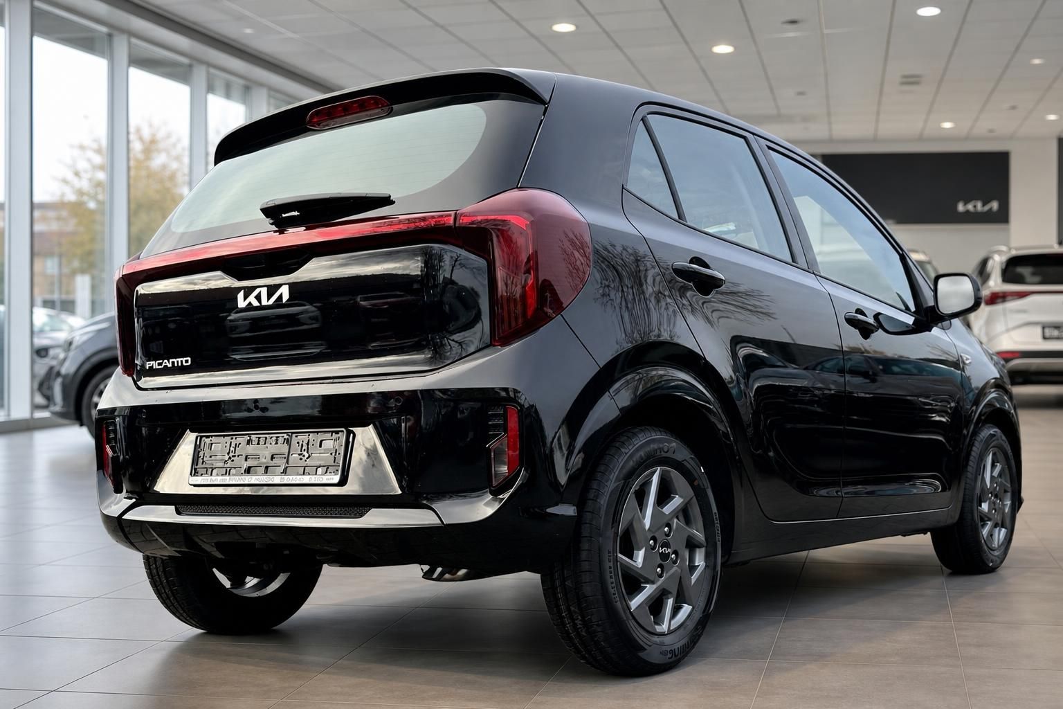 Kia Picanto schwarz Heckansicht seitlich im Showroom