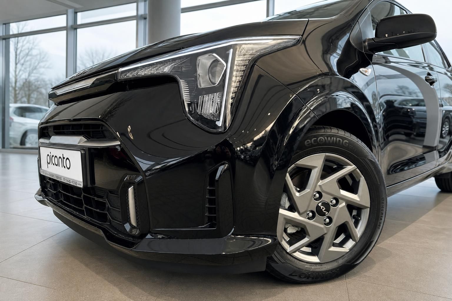 Kia Picanto schwarz – Frontpartie mit LED-Scheinwerfer und Leichtmetallfelge