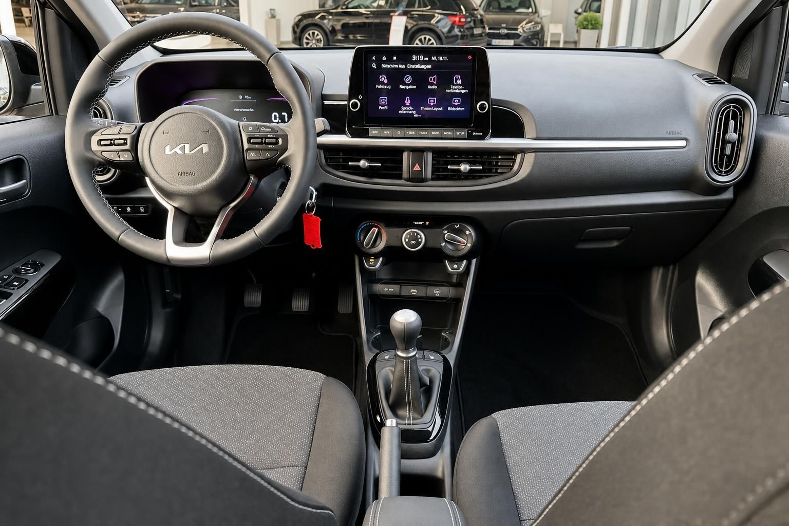 Kia Picanto Cockpit mit Lenkrad, Touchscreen und Schaltung im Detail