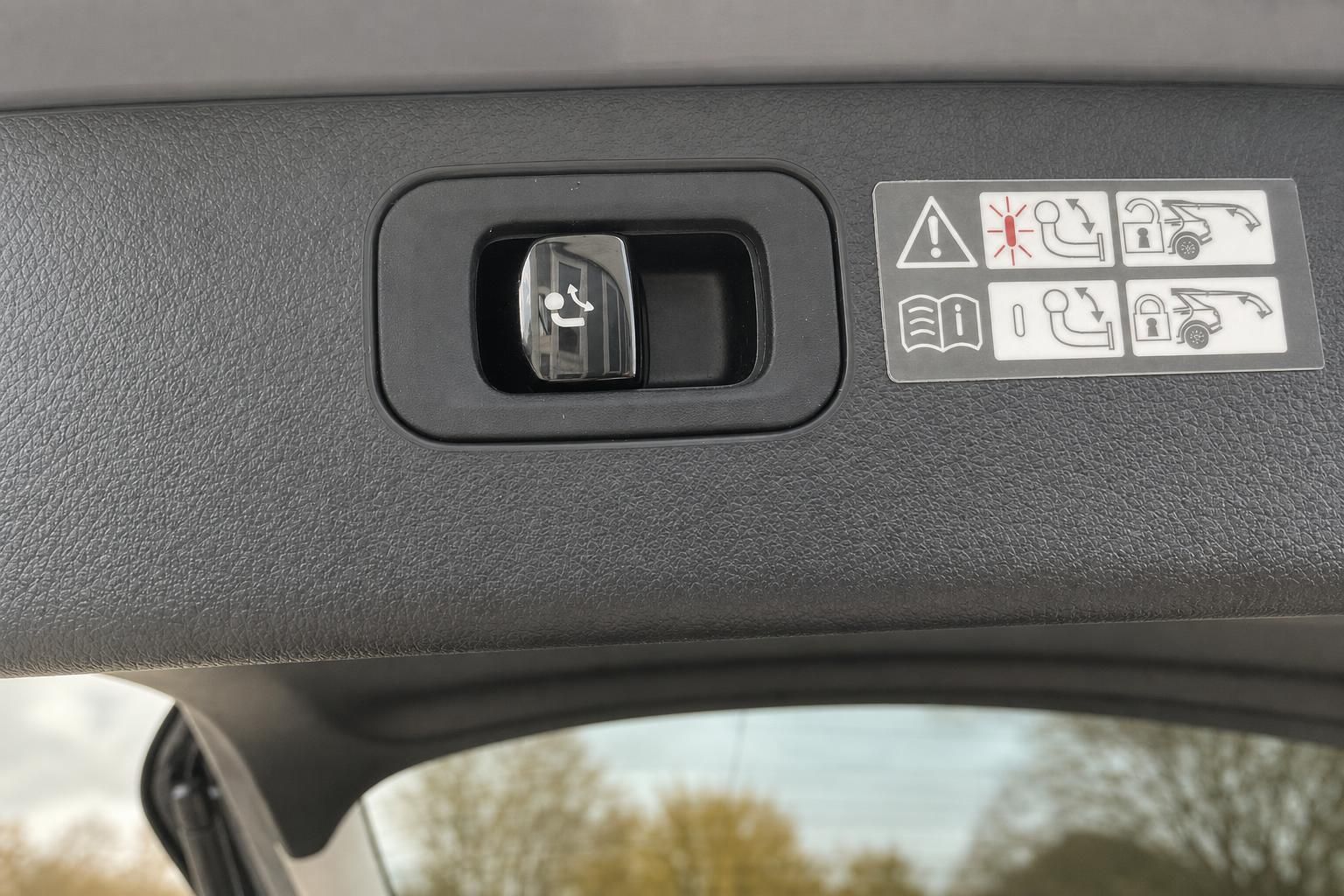 Detailansicht Innenraum mit Haltegriff und Sicherheitshinweisen im Fahrzeug