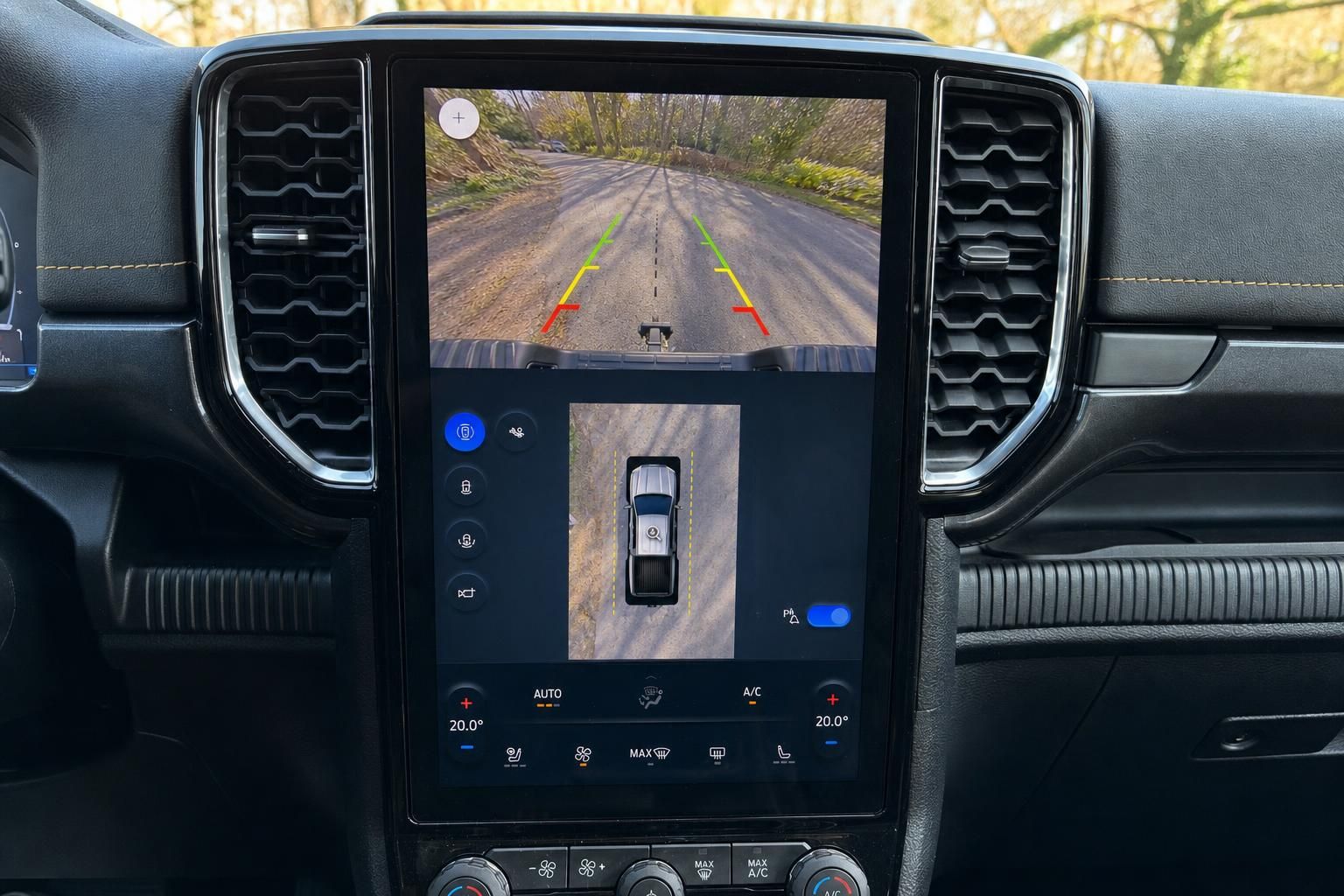 Ford Infotainment Touchscreen mit Rueckfahrkamera und Klimaautomatik Bedienung