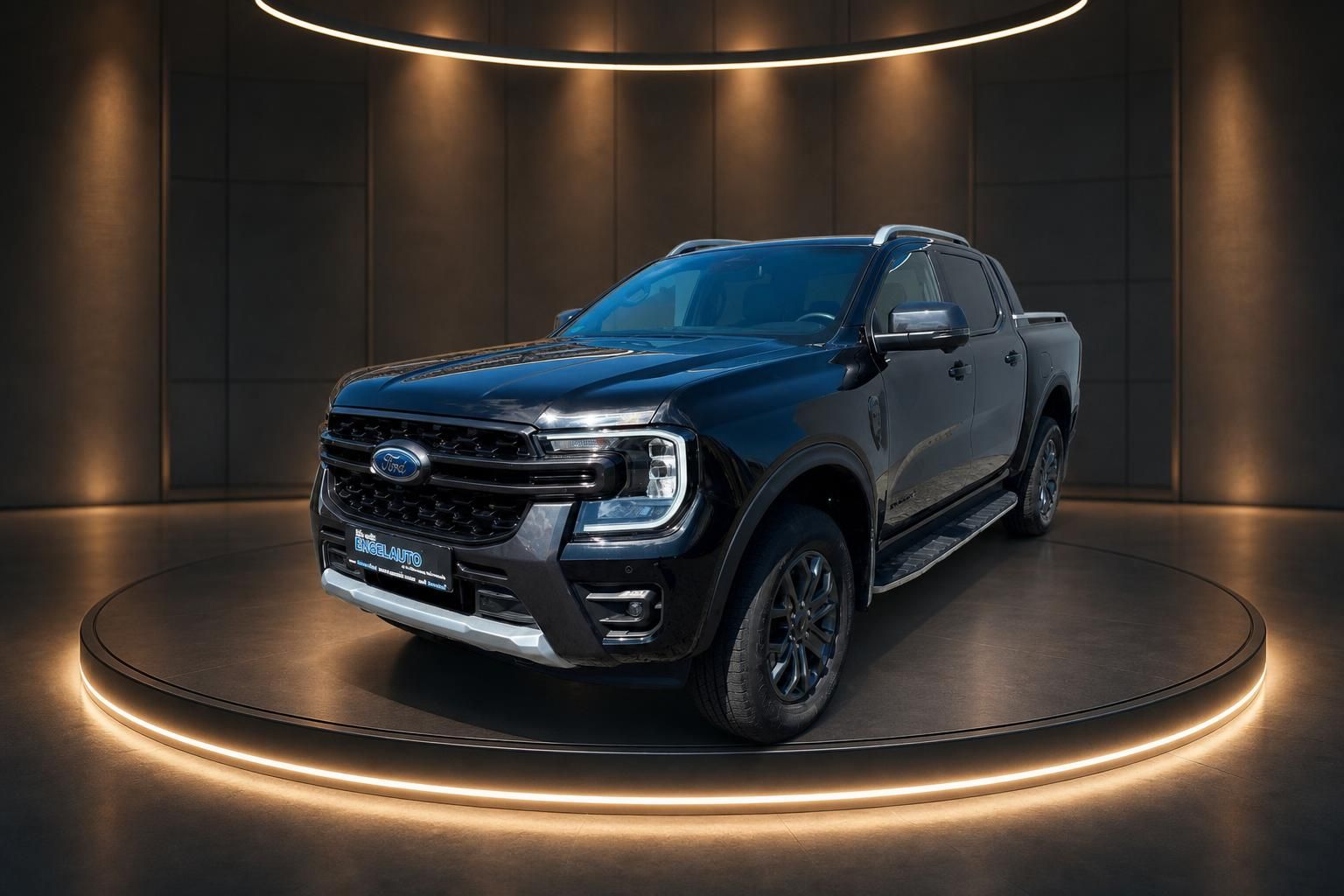Ford Ranger Pickup-Truck schwarz Frontansicht auf Drehbühne im Autohaus-Showroom