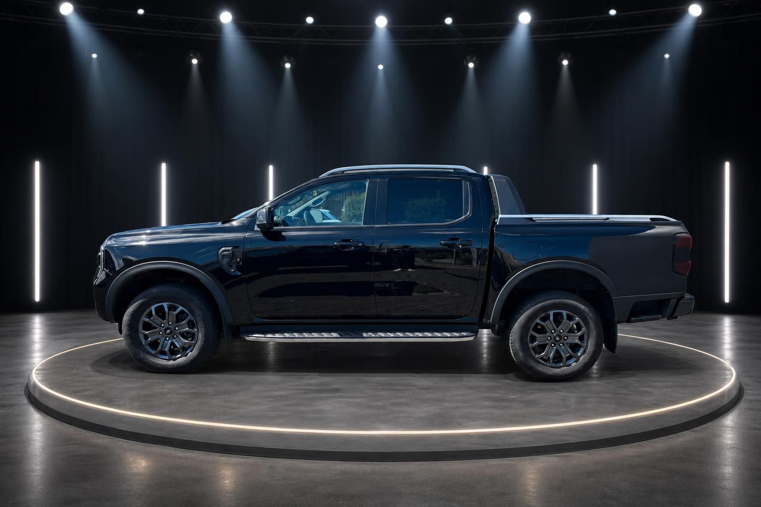 Ford Ranger Pickup-Truck schwarz Seitenansicht rechts auf Drehbühne mit LED-Beleuchtung