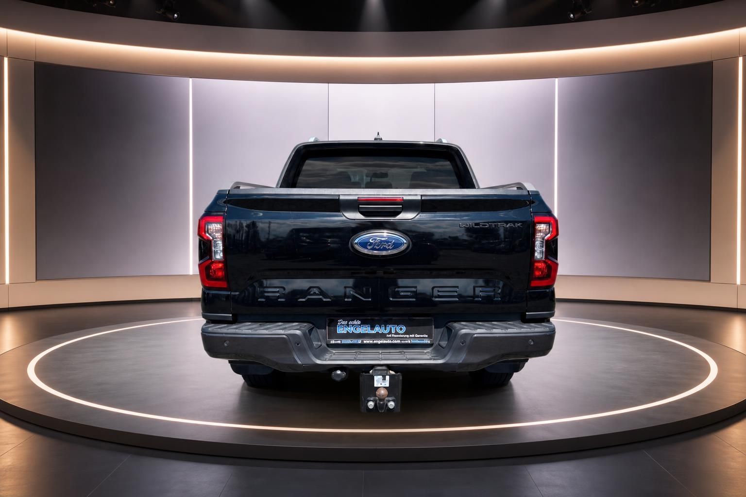 Ford Ranger Pickup-Truck schwarz Heckansicht mittig mit RANGER Schriftzug und Rücklichtern