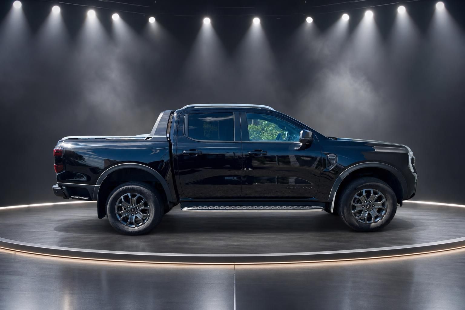 Ford Ranger Wildtrak Pickup schwarz Seitenansicht auf Drehteller im Studio
