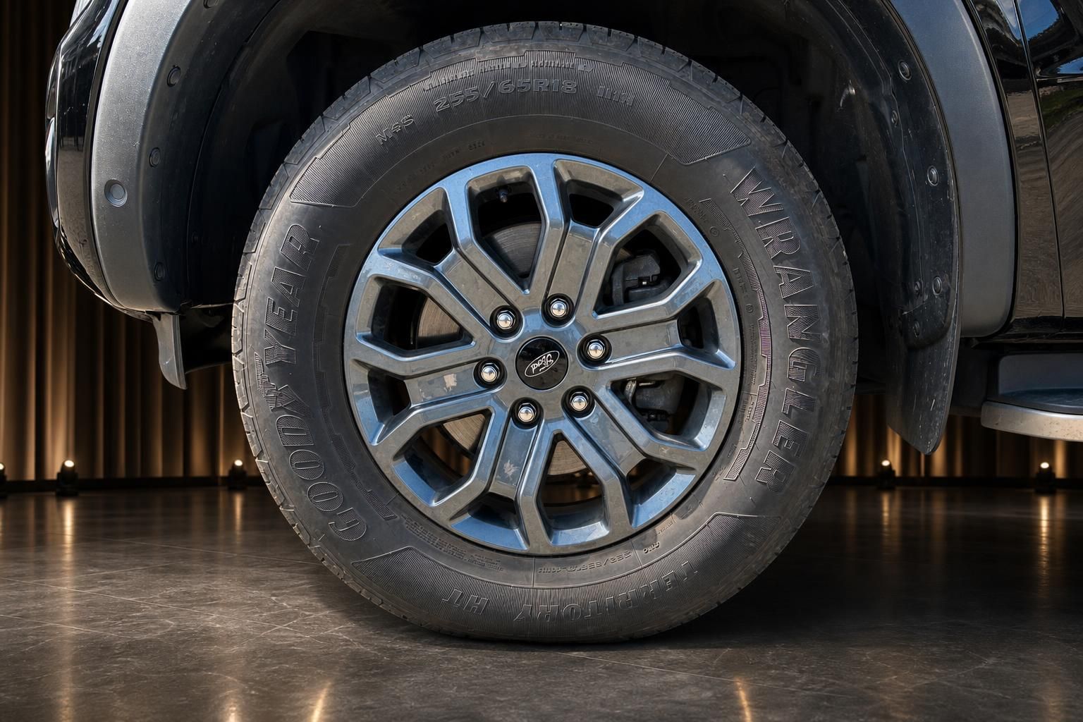 Ford Fahrzeug Rad mit Alufelge und Goodyear Wrangler Reifen Detailansicht