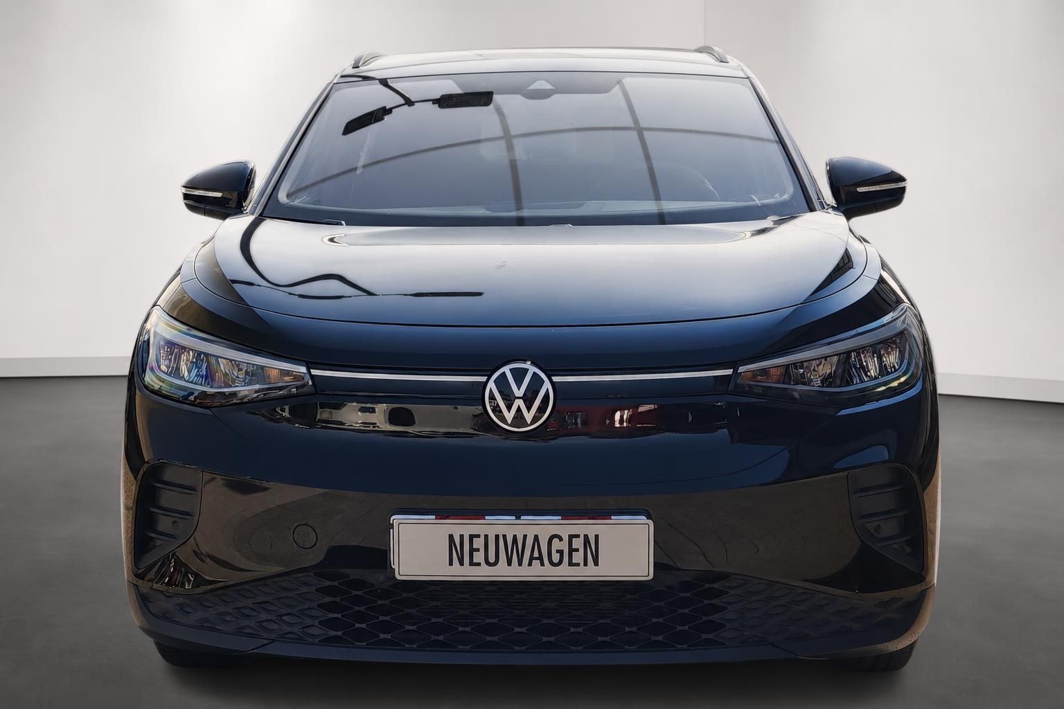 VW ID.4 schwarz Frontansicht mit Kuehlergrill und LED-Scheinwerfern