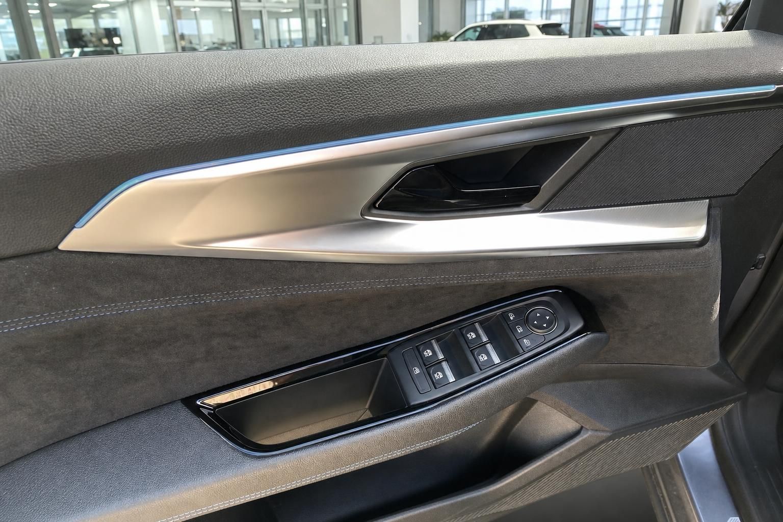 Türverkleidung mit Fensterhebern und Griff im Renault Innenraum
