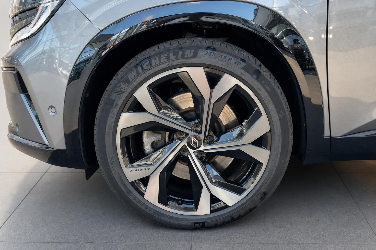 Nahaufnahme Alufelge mit Michelin Reifen an grauem Fahrzeug