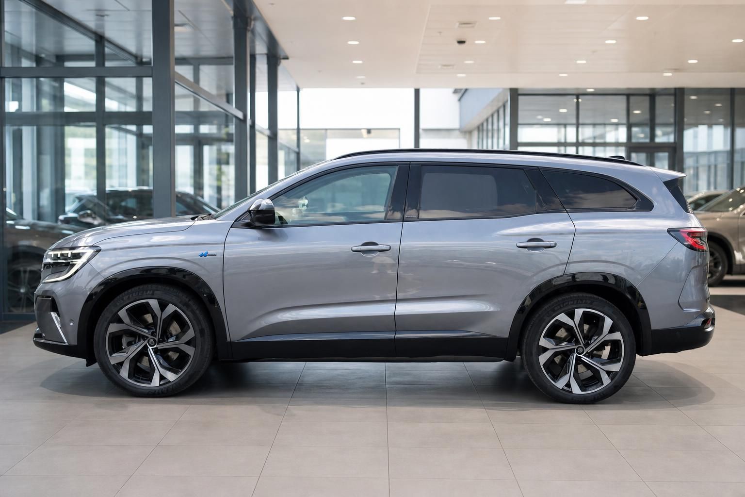 Renault Espace Seitenansicht in Grau beim Haendler im Showroom