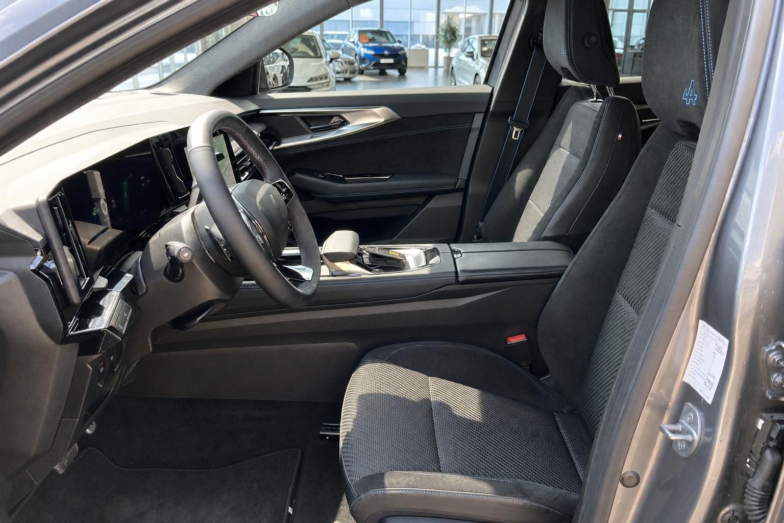 Renault Espace Fahrersitz mit Lenkrad und Mittelkonsole im Detail