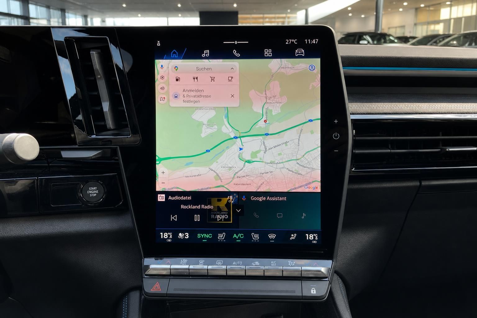 Renault Infotainment-Display mit Navigationskarte im Fahrzeuginnenraum