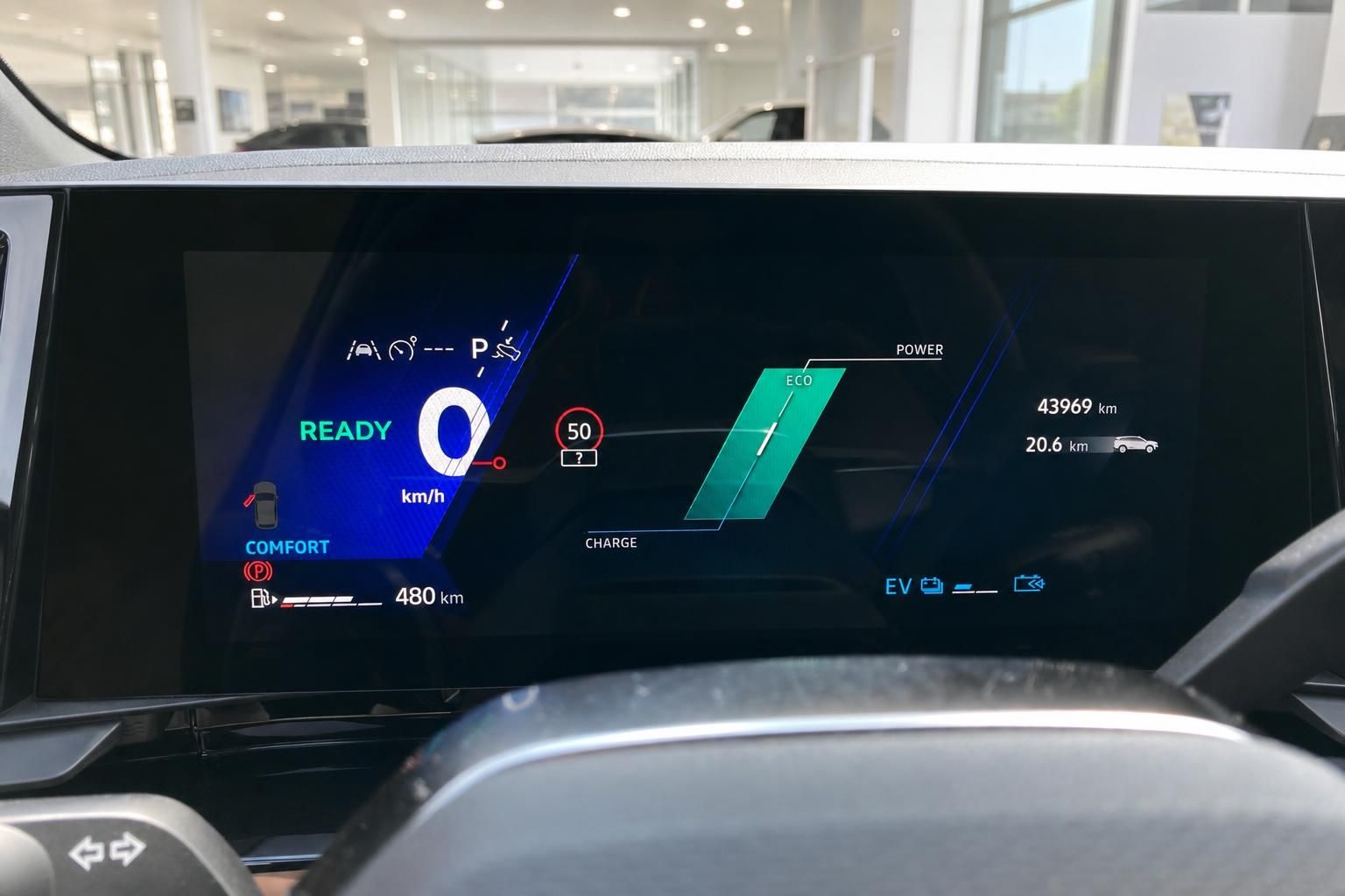 Digitales Kombiinstrument eines Renault mit Reichweitenanzeige und Tempolimit