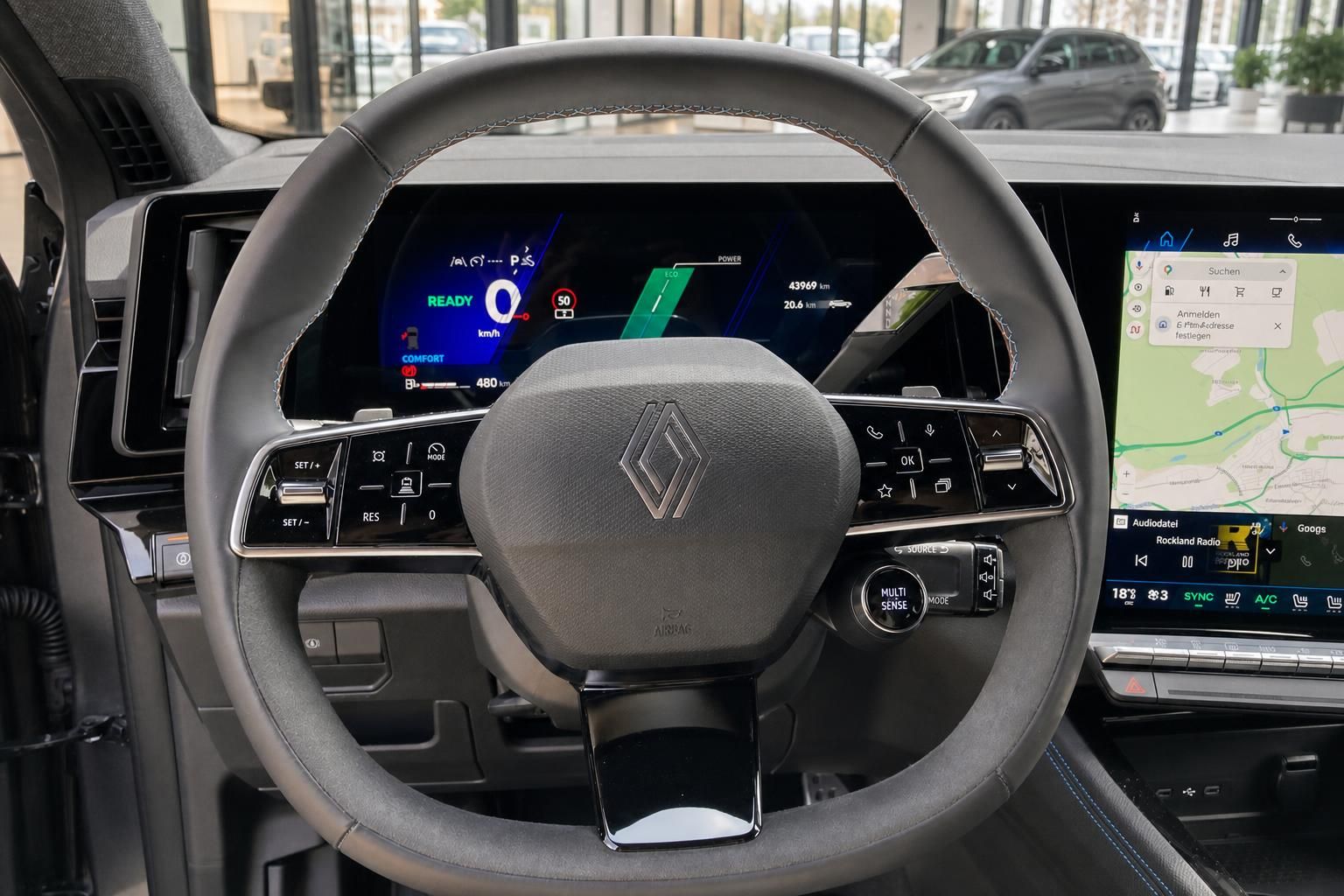 Renault Lenkrad mit Bedienelementen und Blick auf Kombiinstrument und Display