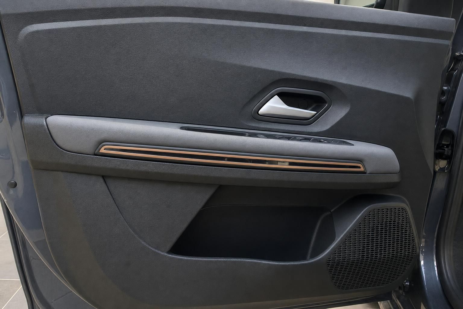 Dacia Jogger Türverkleidung Detail mit kupferfarbenen Akzenten und Lautsprecher