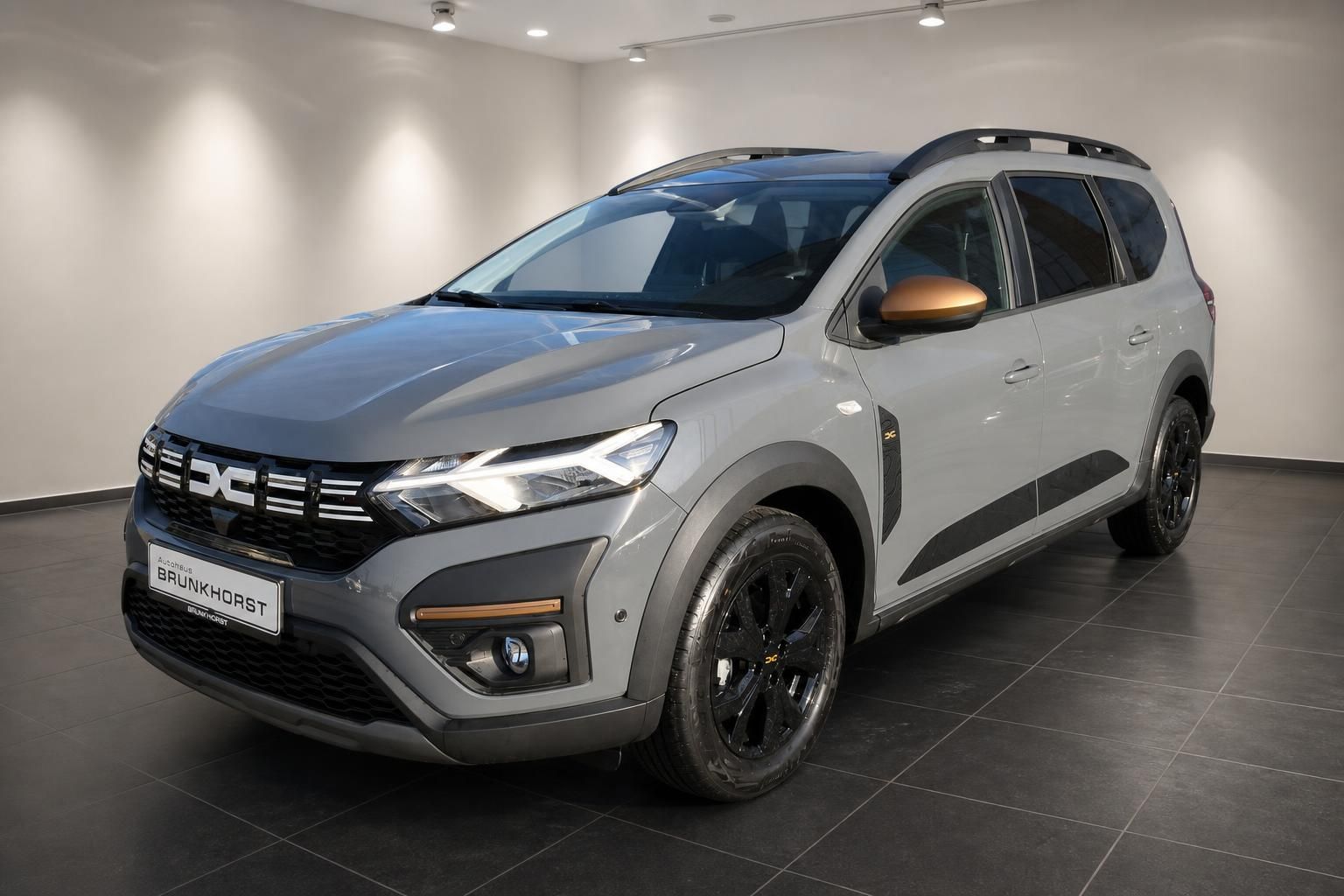 Dacia SUV grau metallic in Autohaus Showroom