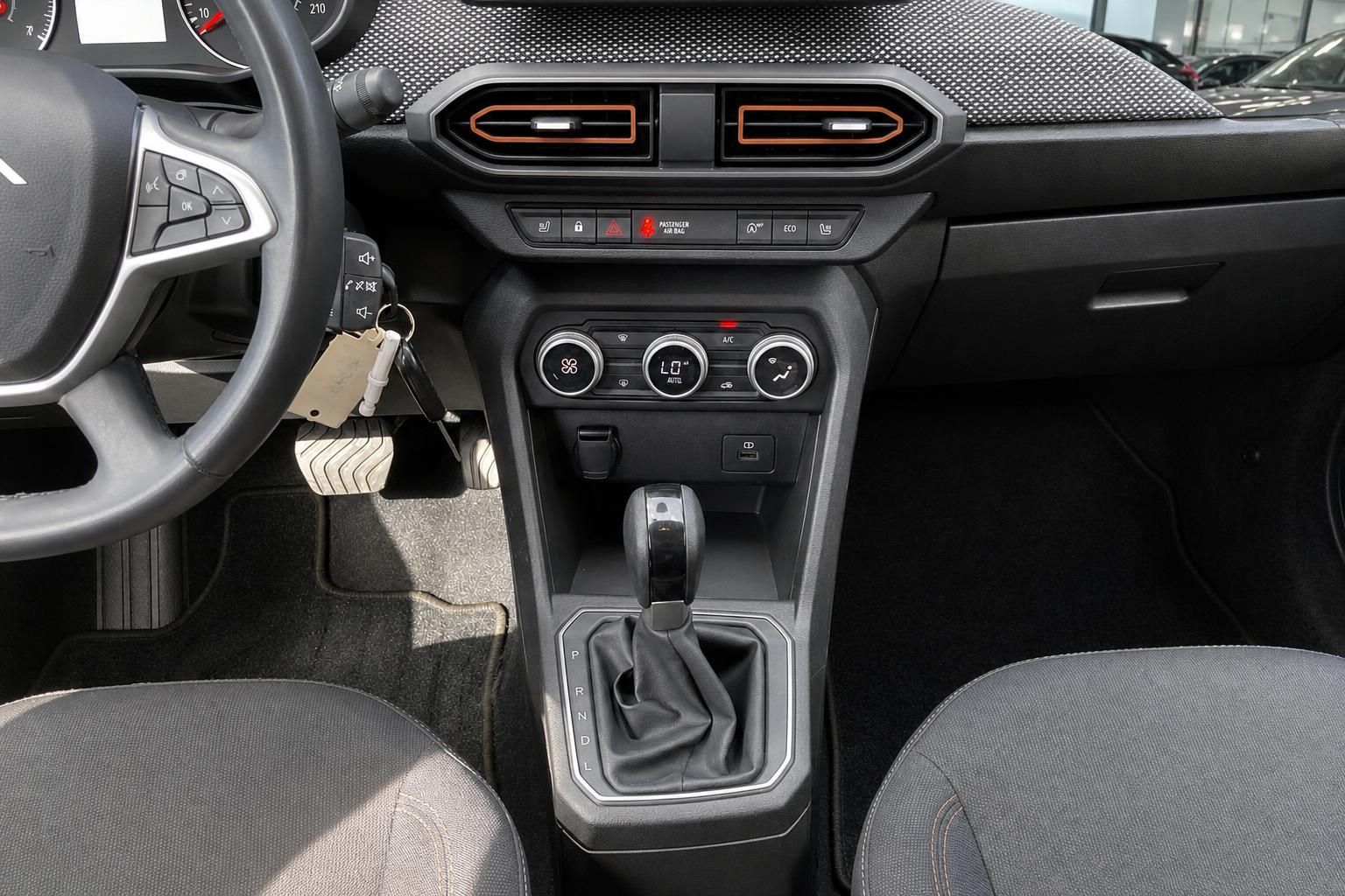 Dacia Mittelkonsole mit Schaltung und Klimabedienung im Detail