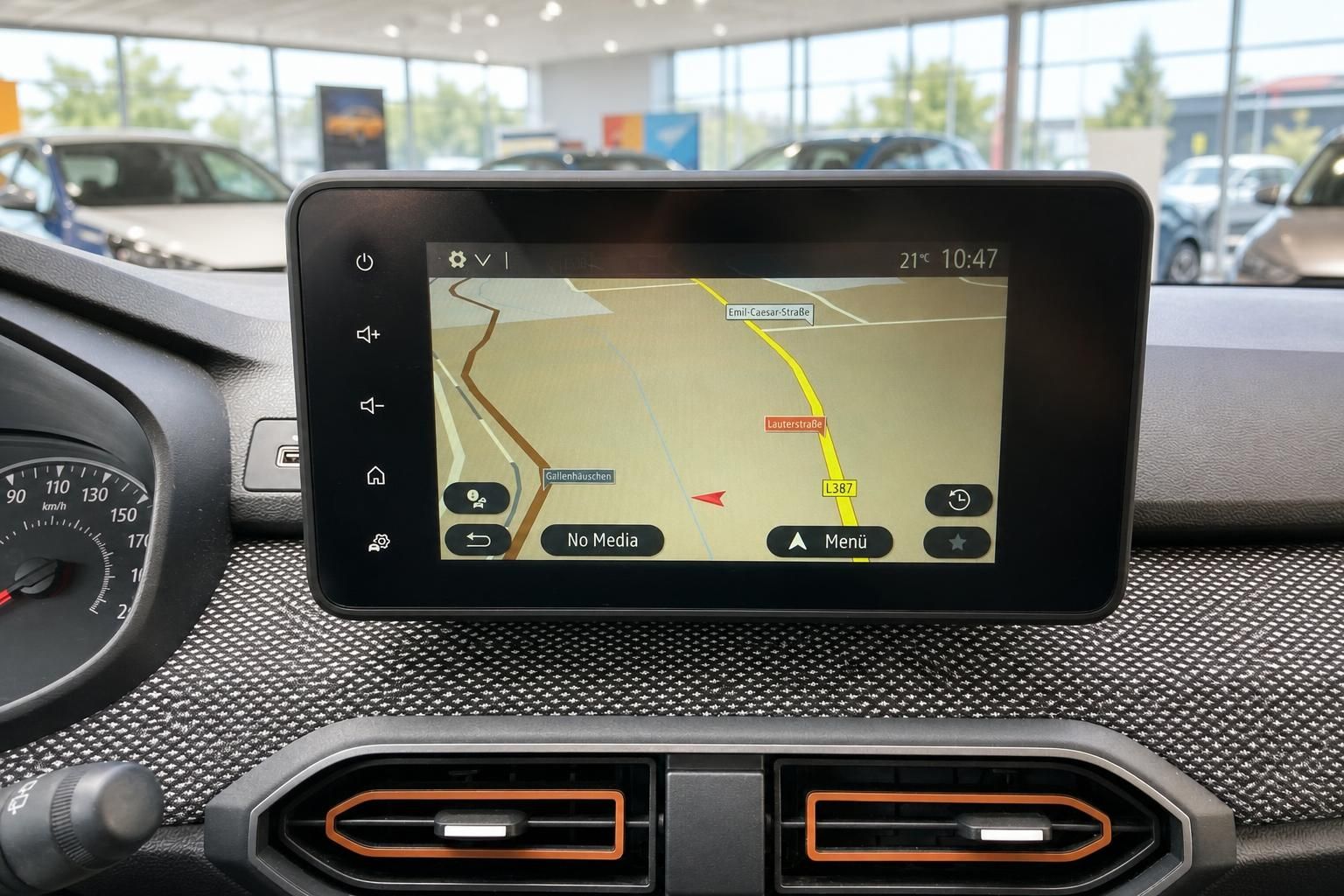 Navigationssystem und Multimedia-Display im Fahrzeug-Cockpit