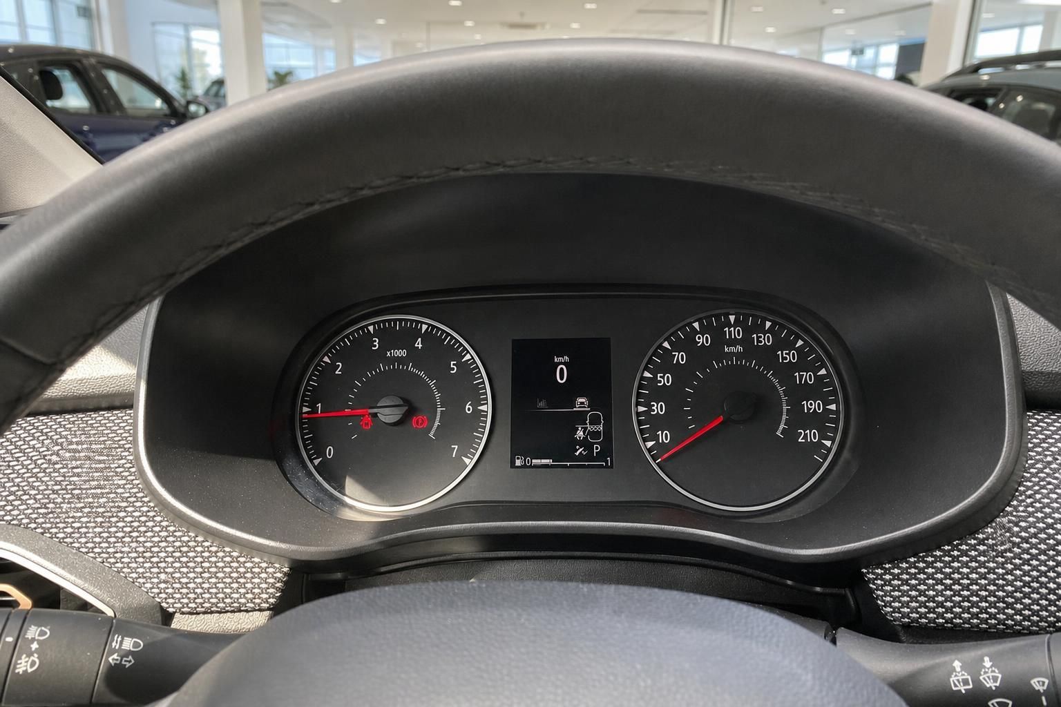 Tachometer und Bordcomputer-Anzeige im Fahrzeuginnenraum