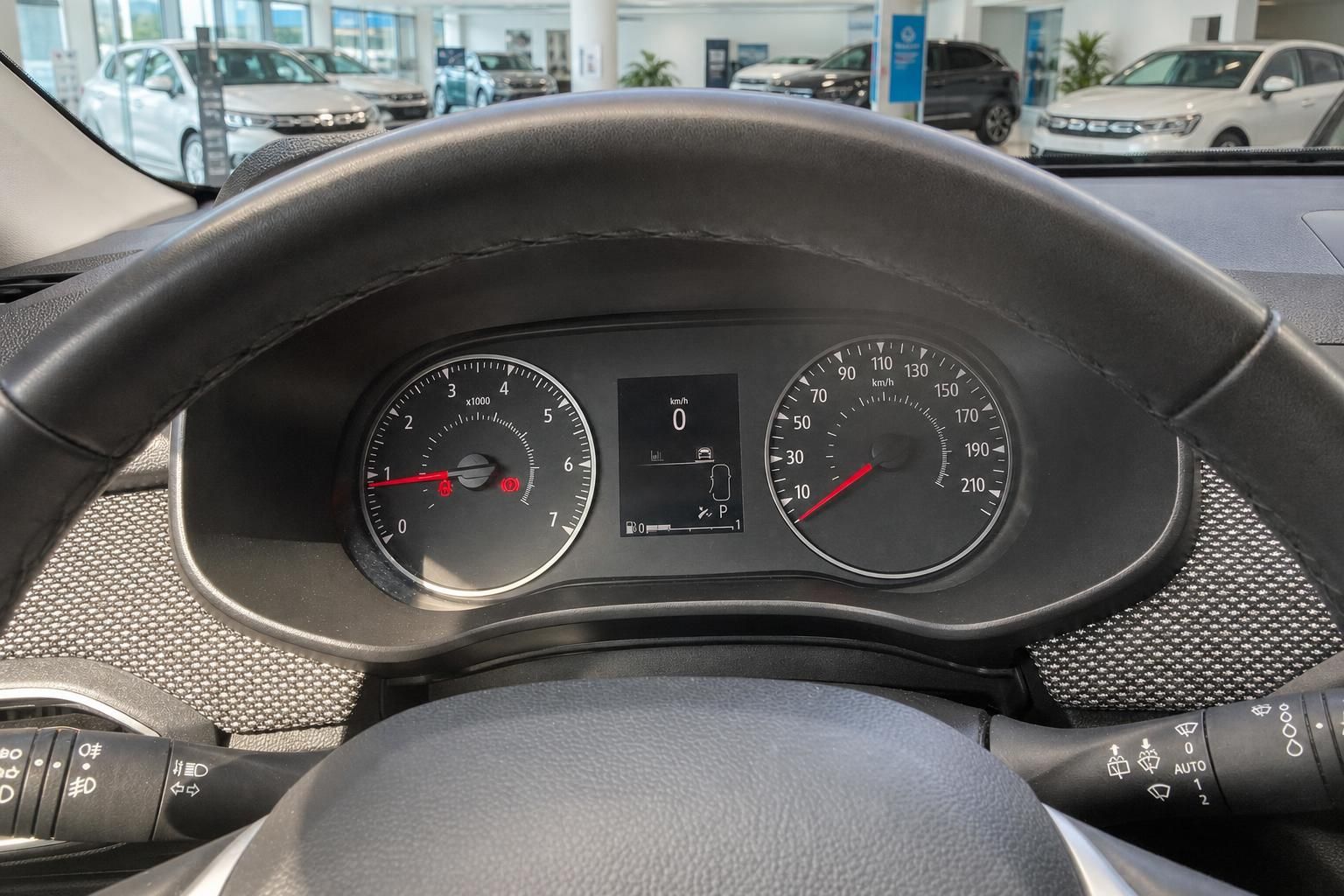 Cockpit mit Tacho und Drehzahlmesser hinter dem Lenkrad