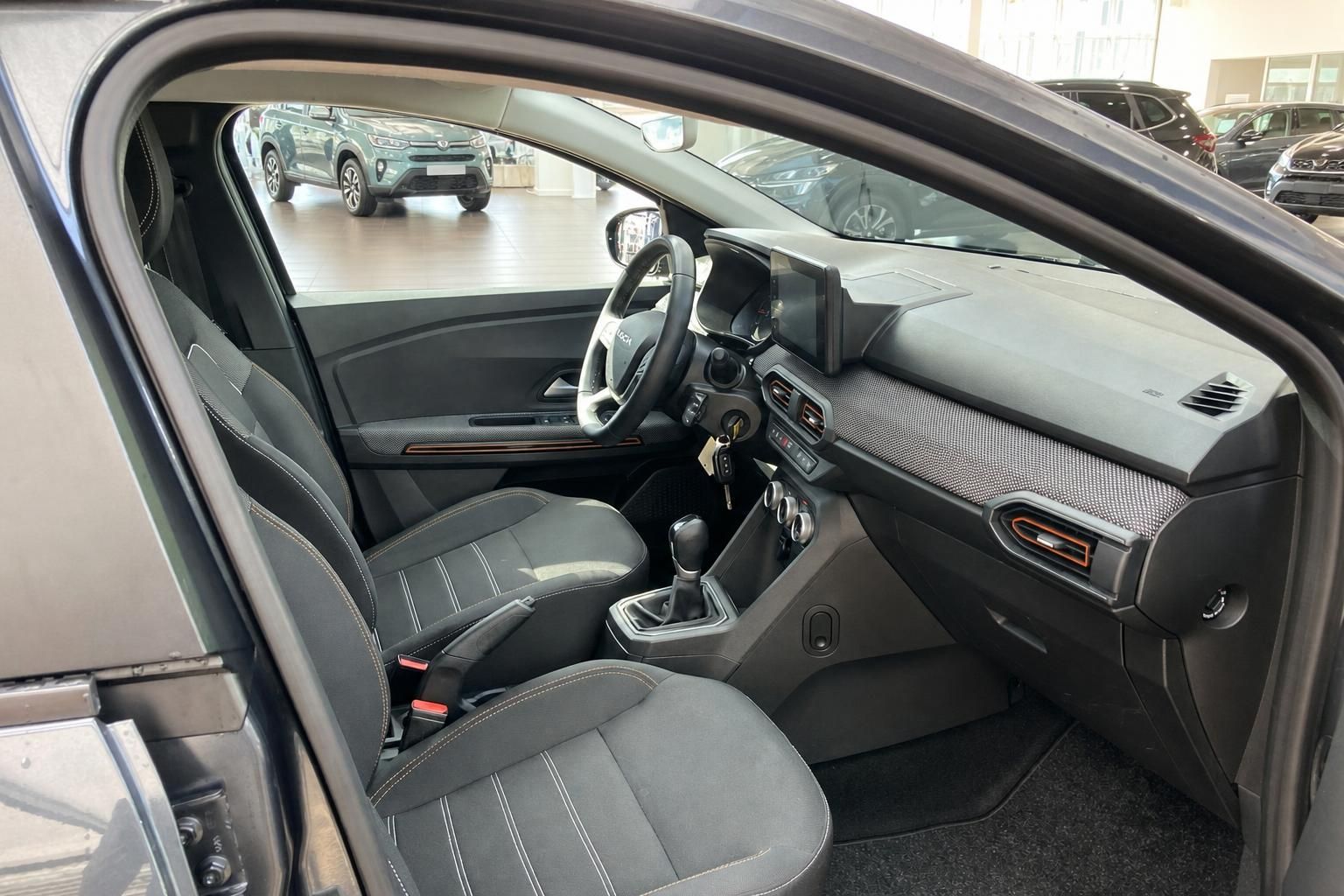 Fahrzeuginnenraum mit Blick auf Cockpit, Sitze und Schaltung