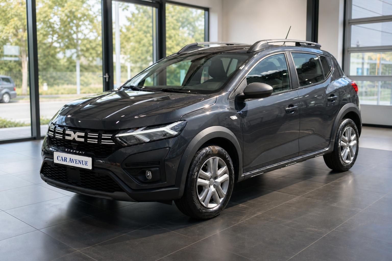 Dacia Sandero Stepway grau, Frontansicht seitlich im Showroom