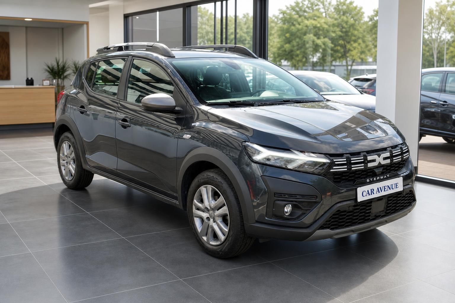 Dacia Sandero Stepway grau, Frontansicht im Autohaus Showroom