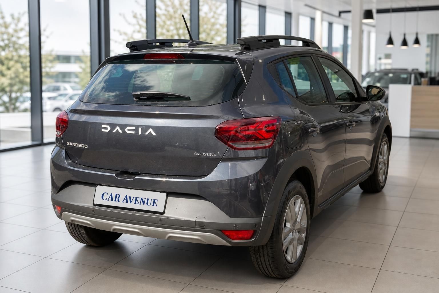 Dacia Sandero grau, Heckansicht im Autohaus Showroom