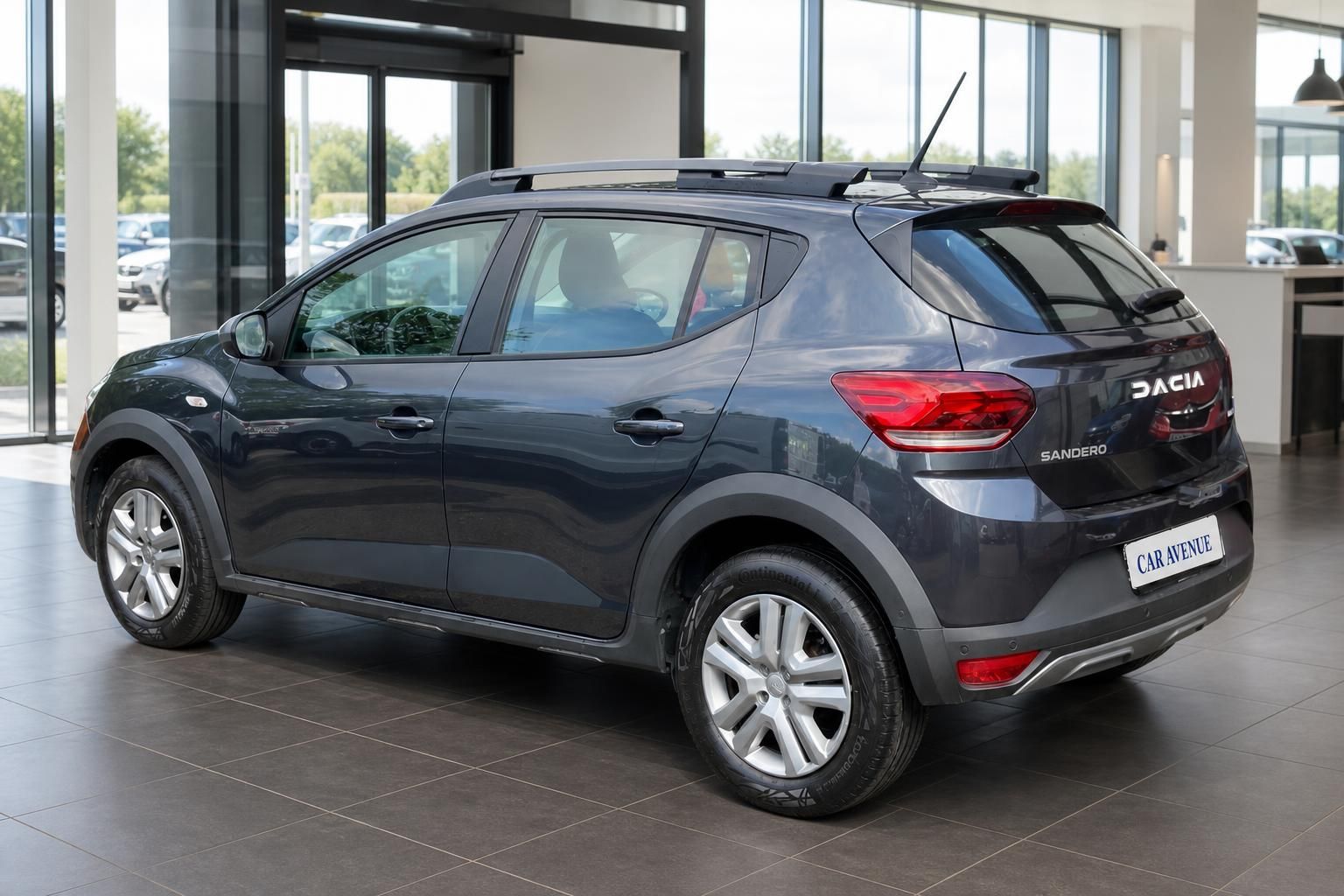 Dacia Sandero grau, Heckansicht seitlich im Autohaus
