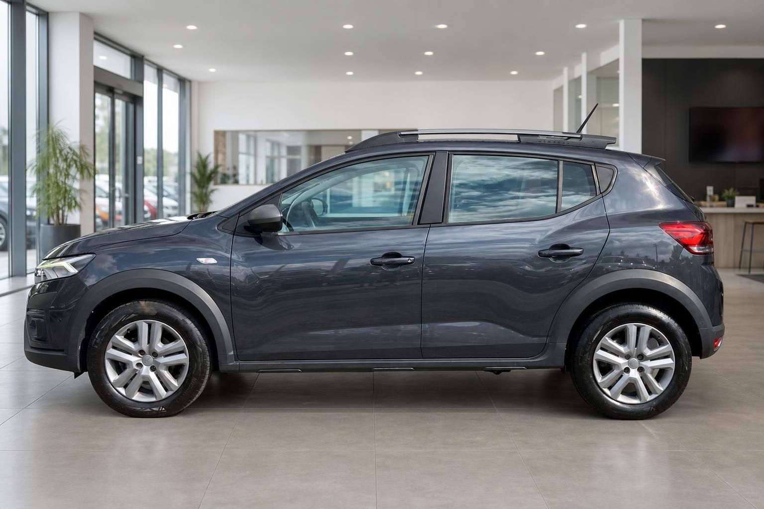 Dacia Sandero Stepway grau, Seitenansicht im Autohaus