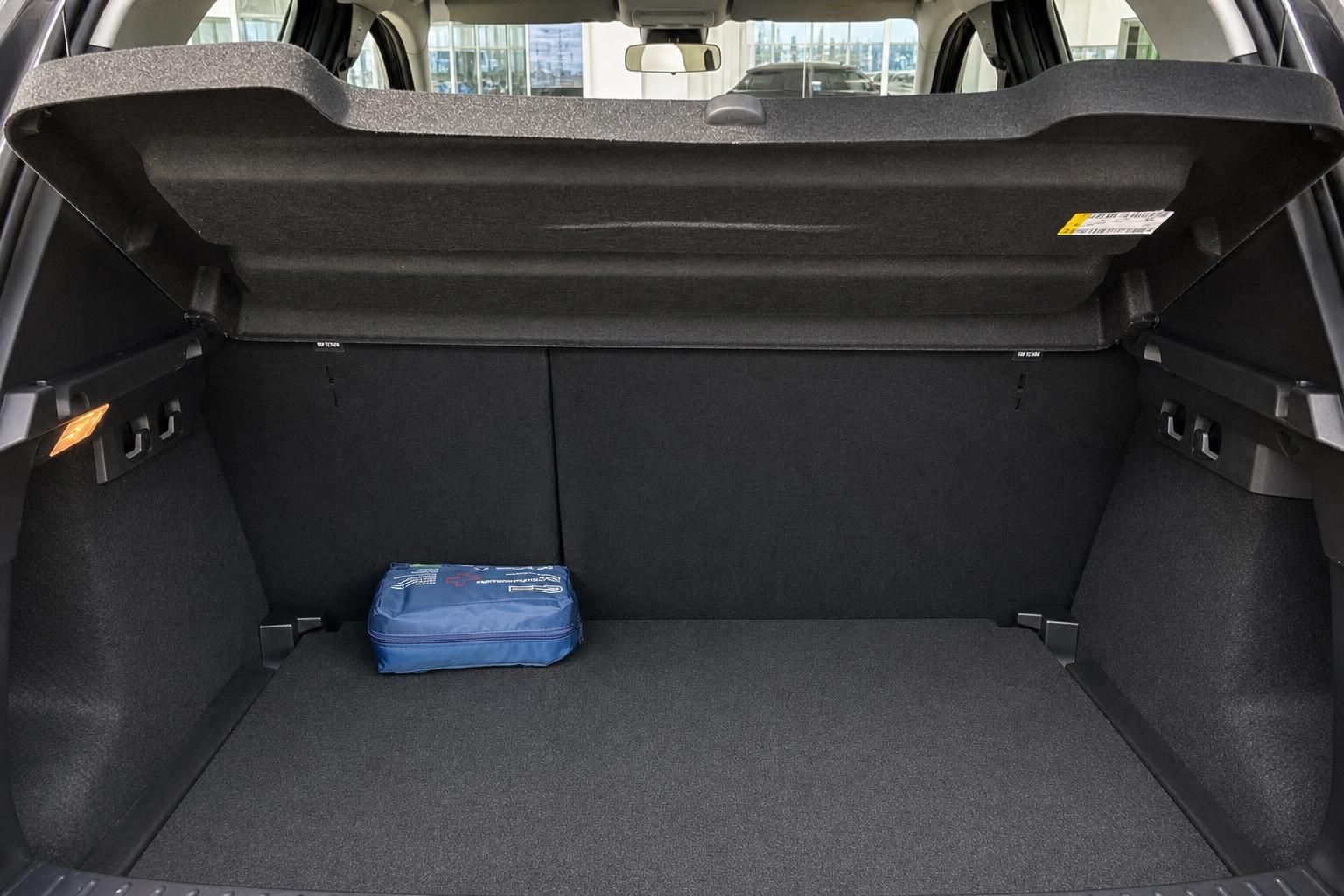 Dacia Kofferraum mit Ladefläche und Verbandskasten im Detail
