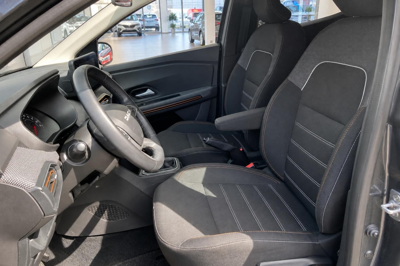 Dacia Vordersitze und Cockpit mit Lenkrad im Innenraum
