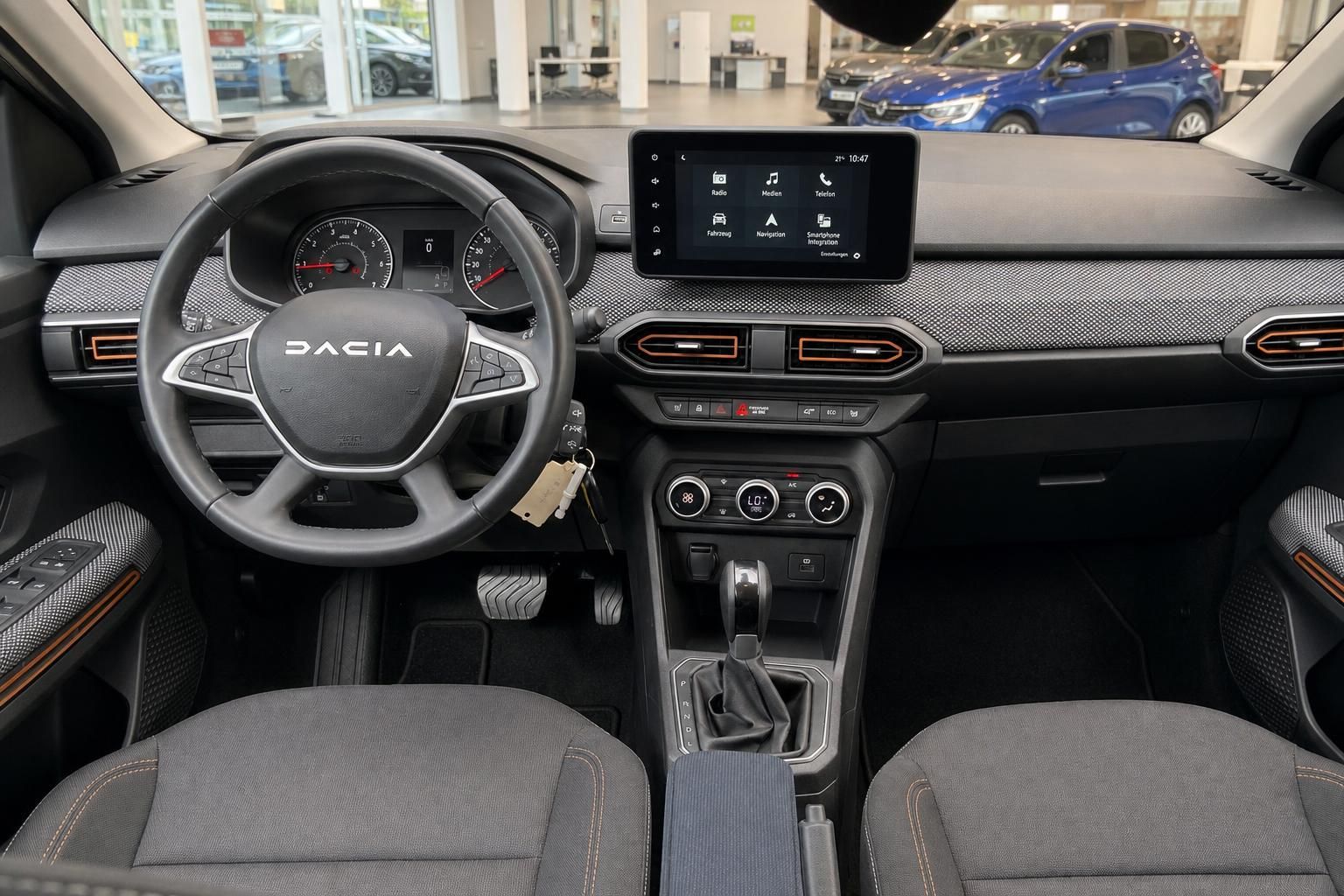 Dacia Cockpit mit Lenkrad, Tacho und Touchscreen Infotainment