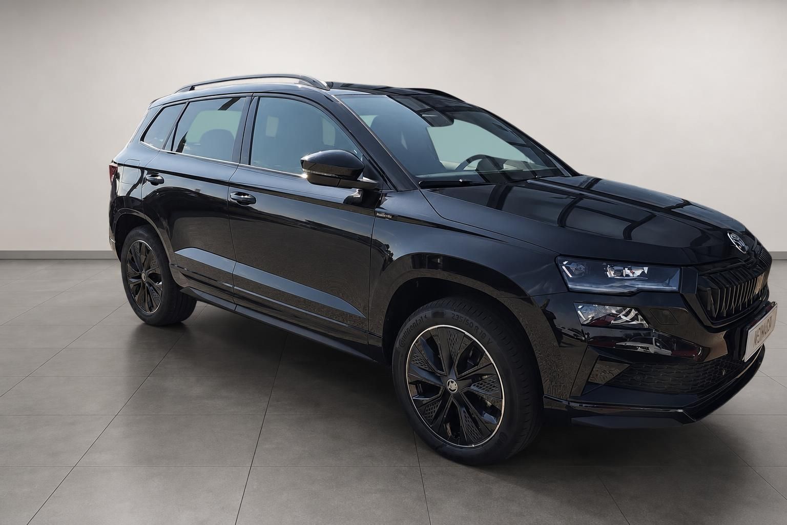 Schwarzer Skoda Kodiaq SUV Frontansicht seitlich im Autohaus