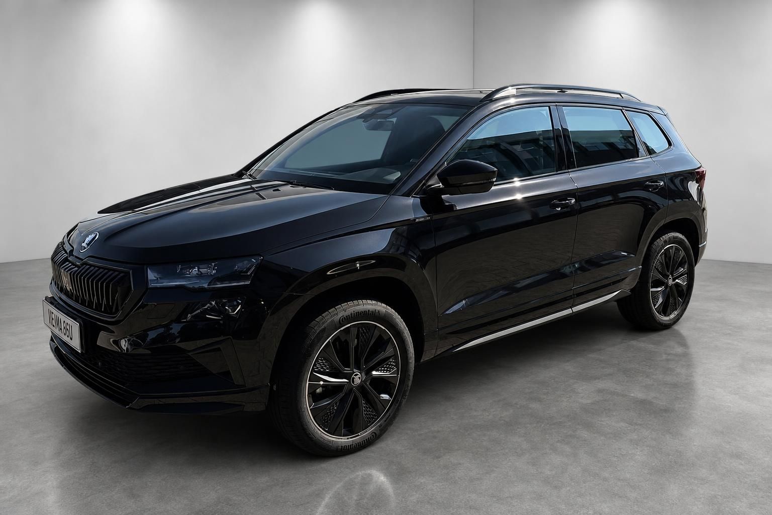 Skoda Kodiaq schwarz SUV Frontansicht mit Kennzeichen im Studio